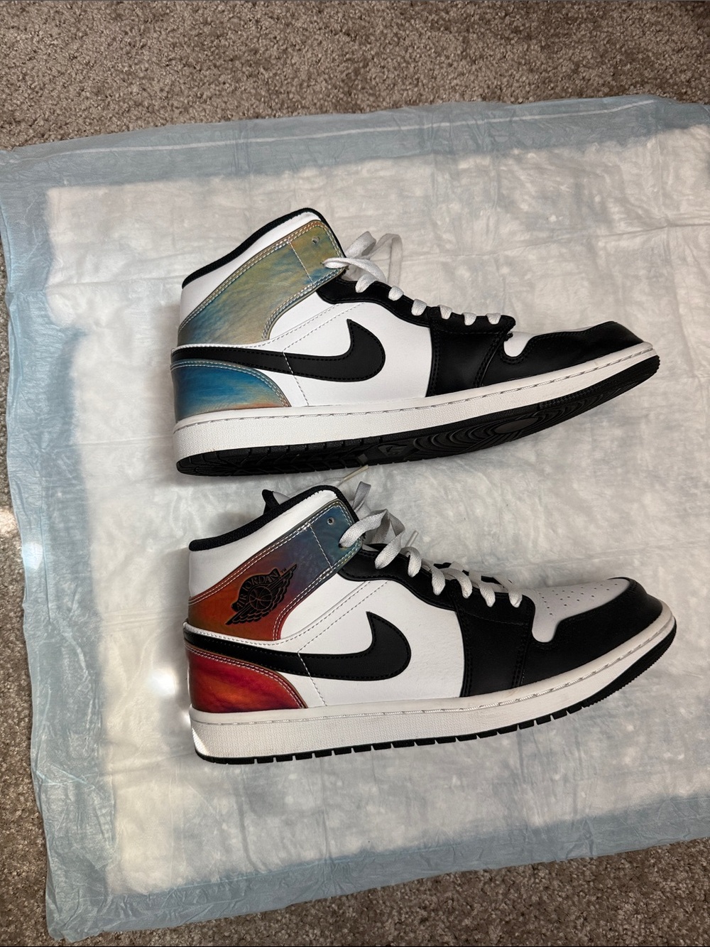 Nike Air Jordan 1 Mid - White/Black heat reactive
